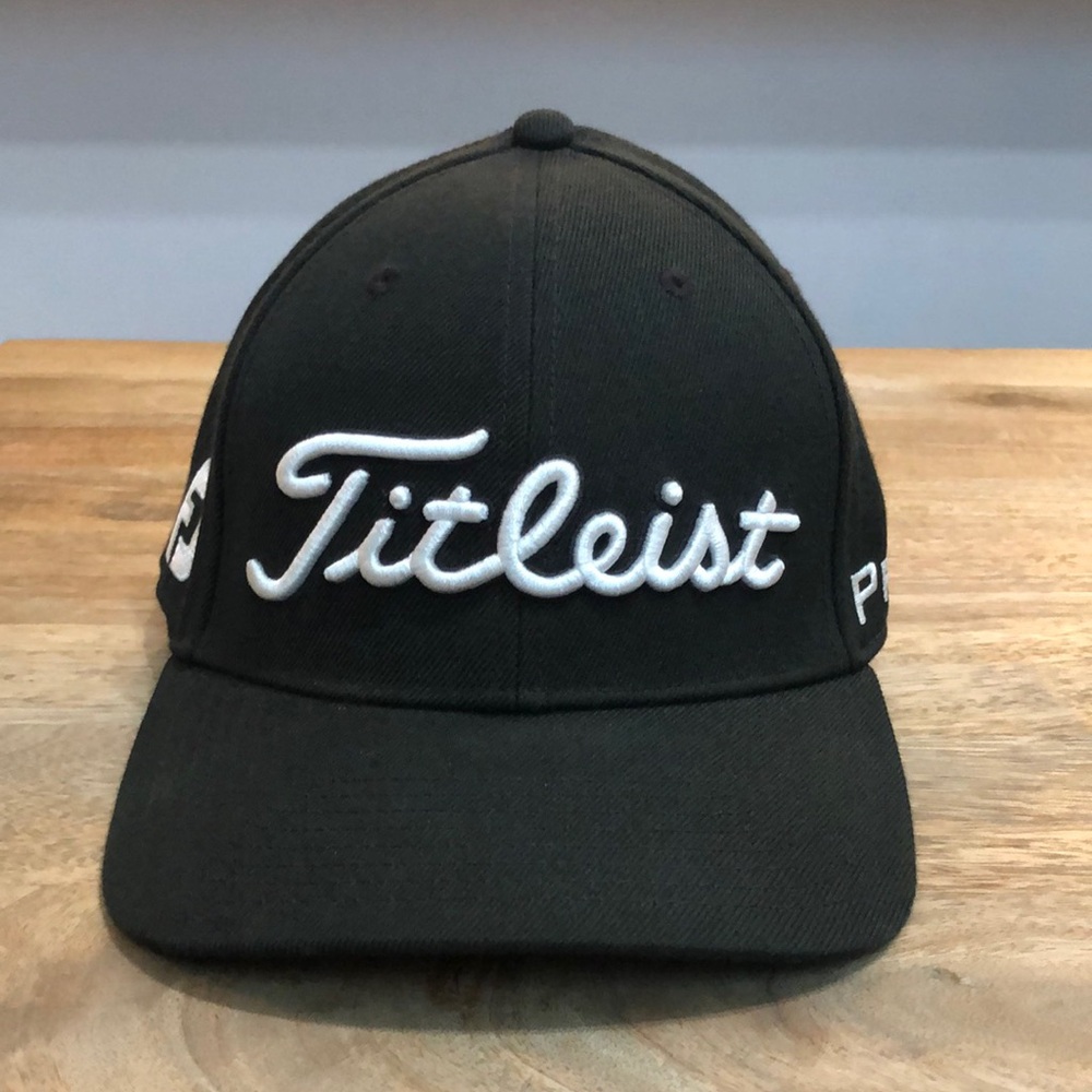 Men’s Titleist Black Fitted Hat - Size 6 7/8